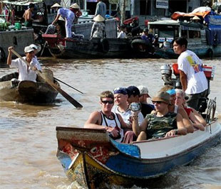 Khách du lịch tham quan chợ nổi Cái Răng, Cần Thơ - Ảnh: MB.