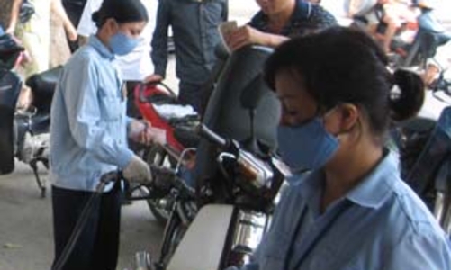 Giá xăng lại giảm tiếp 500 đồng