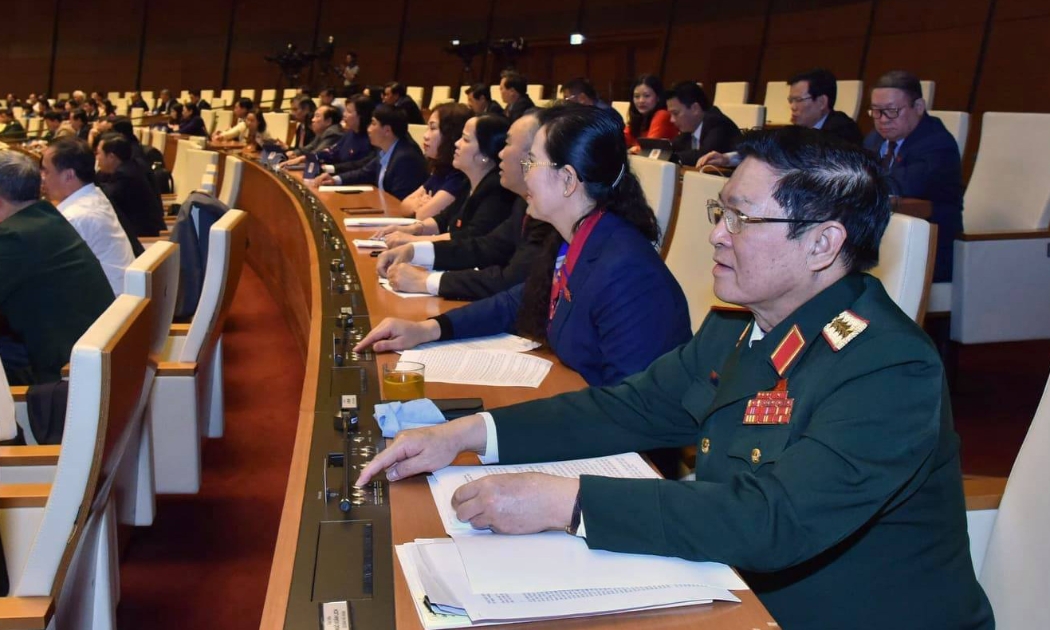 Các vị đại biểu bấm nút thông qua nghị quyết - Ảnh: Quang Phúc