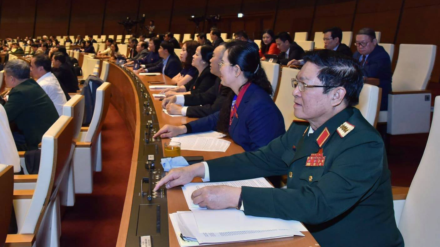 Các vị đại biểu bấm nút  thông qua nghị quyết - Ảnh: Quang Phúc 