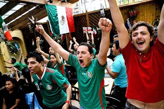 Nhiều trận đấu bóng đá rơi đúng vào giờ làm việc ở châu Mỹ và châu Âu - Ảnh: WSJ.