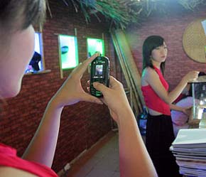 Số nhà cung cấp dịch vụ điện thoại di động theo chuẩn GSM và chuẩn CDMA tại Việt Nam đang ở thế cân bằng - Ảnh: VNN.