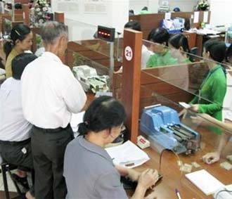 Không chỉ những khách hàng đã vay vốn gặp khó mà hiện nhiều người cần vay vốn ngân hàng bằng VND cũng đang lo sốt vó vì lãi suất cao ngất ngưởng.