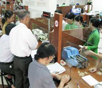 Không chỉ những khách hàng đã vay vốn gặp khó mà hiện nhiều người cần vay vốn ngân hàng bằng VND cũng đang lo sốt vó vì lãi suất cao ngất ngưởng.