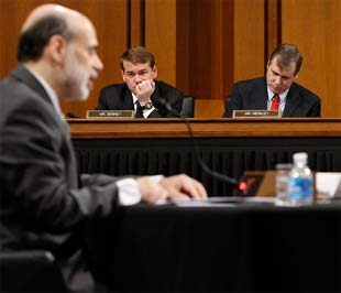 Chủ tịch Cục Dự trữ Liên bang Mỹ Ben Bernanke (ngoài cùng bên trái) trong phiên điều trần trước Quốc hội nước này ngày hôm qua. Ông Bernanke phủ nhận những ý kiến của giới quan sát cho rằng, việc kiểm tra tình hình tài chính đối với các ngân hàng lớn như Bank of America hay Citigroup sẽ dẫn tới việc "quốc hữu hóa" những ngân hàng này - Ảnh: Getty Images. 