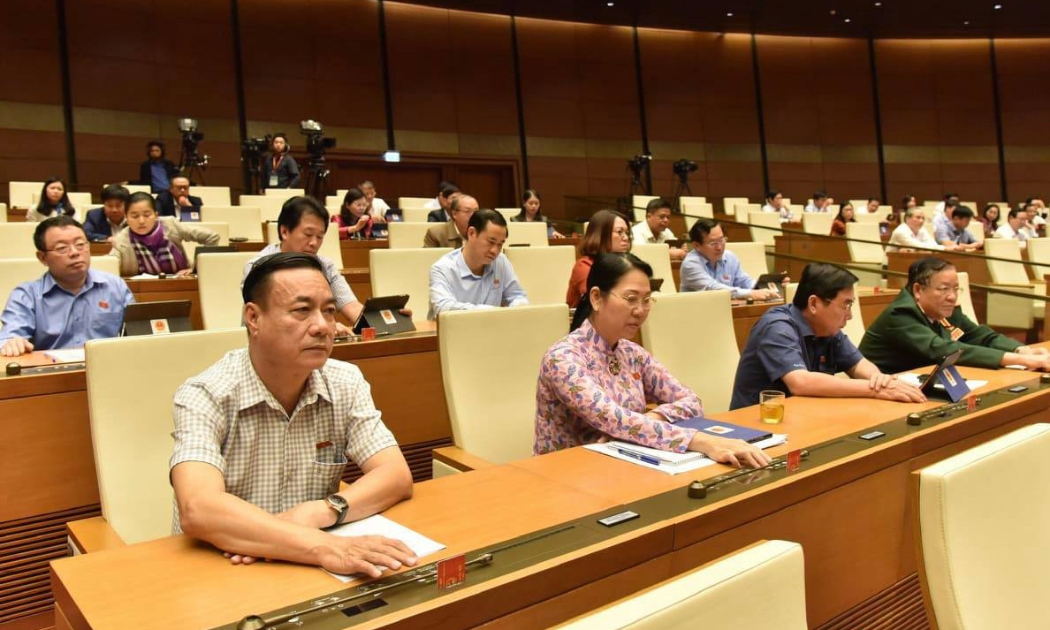 Đại biểu bấm nút thông qua luật - Ảnh: Quang Phúc