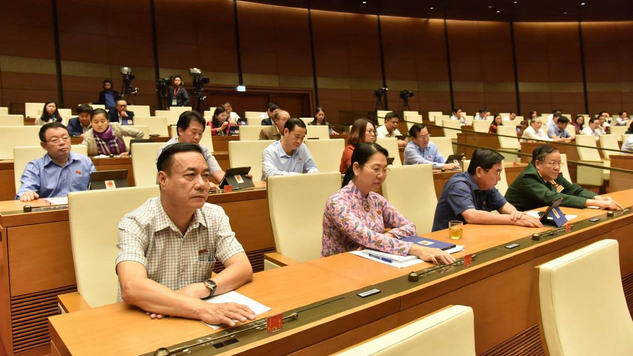 Đại biểu bấm nút thông qua luật  - Ảnh: Quang Phúc 