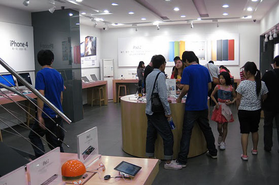 Gian hàng Apple giả có bài trí y hệt "hàng xịn" đã khiến cư dân mạng phẫn nộ - Ảnh: Bird Abroad.
