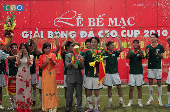 Lãnh đạo CEO trao giải bóng đá cúp CEO nhân kỷ niệm 9 năm thành lập.