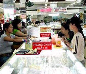 Các cửa hàng vàng vắng khách - Ảnh: LĐ.