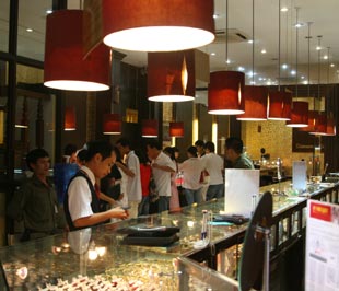 Phản ứng của người dân trước việc giá vàng liên tiếp lập kỷ lục trong ngày hôm qua là không quá sốc.