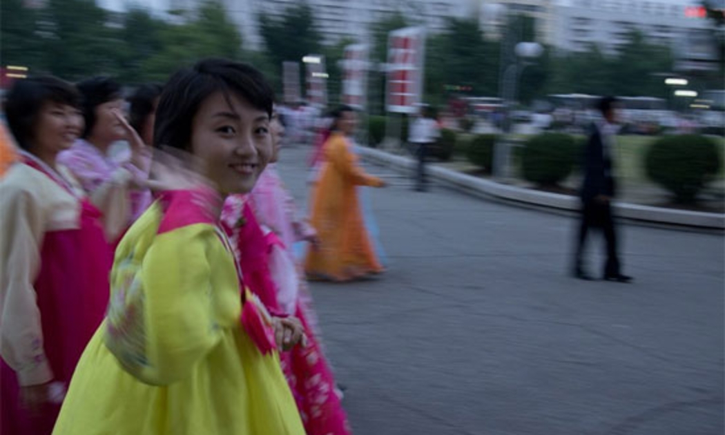 Các cô gái trong bộ quốc phục Choson-ot (hay còn gọi là Hanbok ở Hàn Quốc) sau một màn đồng diễn nhân ngày Quốc khánh.