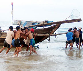 Người dân miền Trung đang phải chống đỡ cơn bão số 6 đang tới gần - Ảnh: VNN