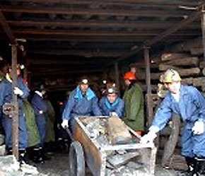 Một trong những nguyên nhân dẫn đến tai nạn là sự lơ là, thậm chí coi thường coi thường tính mạng của người lao động.