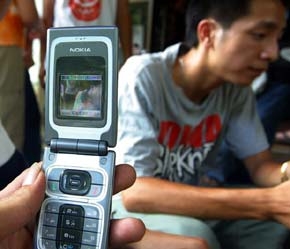 Theo dự báo của giới chuyên môn, trách nhiệm phát triển thuê bao điện thoại của Việt Nam tiếp tục được trông chờ vào những bước đột phá của các nhà cung cấp dịch vụ thông tin di động - Ảnh: Việt Tuấn.