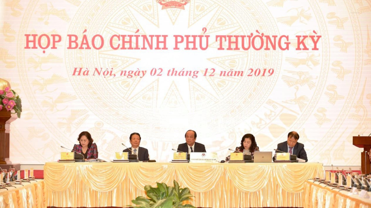 Phó thống đốc Nguyễn Thị Hồng (ngoài cùng bên trái) trong cuộc họp báo Chính phủ thường kỳ. 