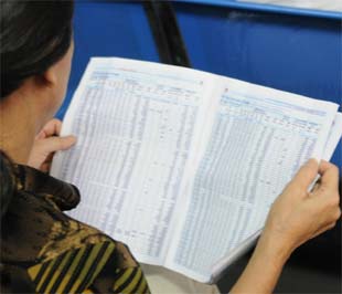 Nửa sau của tháng 6, thị trường xa dần những “ngày trăm triệu” của khối lượng trên cả hai sàn - Ảnh: Quang Liên.