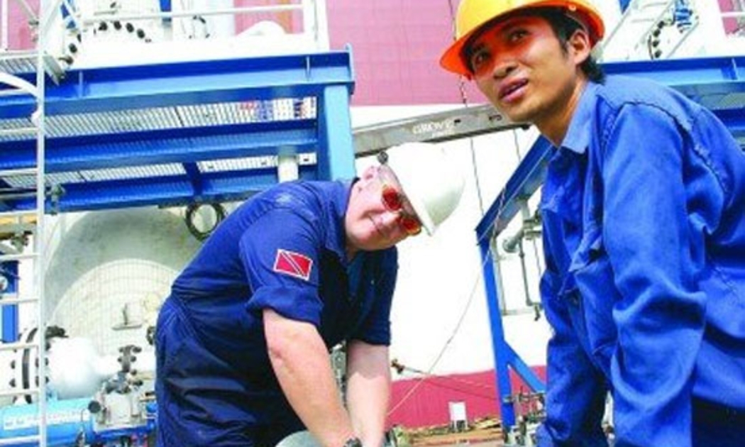 Công nhân của Vinashin ở Nhà máy Đóng tàu Phà Rừng - Ảnh: Lã Anh.