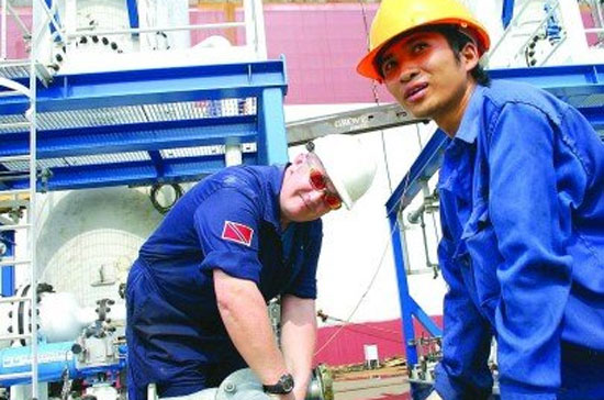 Công nhân của Vinashin ở Nhà máy Đóng tàu Phà Rừng - Ảnh: Lã Anh.