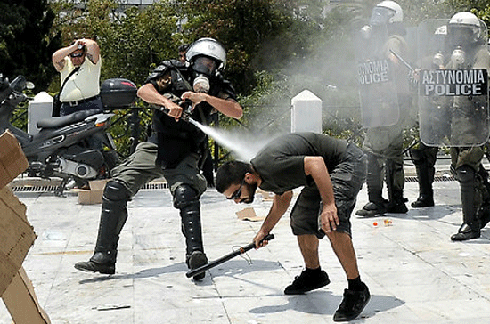 Một cuộc đụng độ giữa cảnh sát chống bạo động và người biểu tình chống cắt giảm chi tiêu công trên đường phố Athens hôm 29/6 - Ảnh: NYT/Getty.