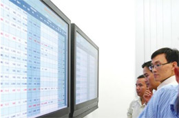 Lợi nhuận của các công ty niêm yết trên sàn tăng mạnh đang thu hút sự quan tâm của nhà đầu tư. Ảnh: Lê Toàn.