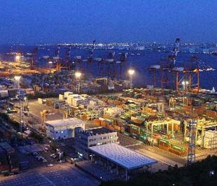 Hàng chờ xuất khẩu tại một cảng biển ở Tokyo. Xuất khẩu quý 2 của Nhật giảm 2,3% - Ảnh: Bloomberg.