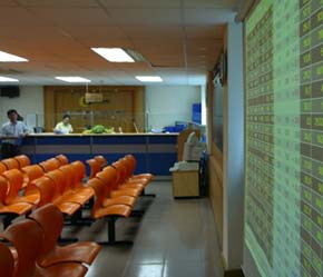 Nhiều người hiện lo ngại có khả năng thị trường sẽ tái điều chỉnh sau một vài phiên tăng mạnh nên vẫn chưa dám bỏ thêm vốn - Ảnh: Việt Tuấn.