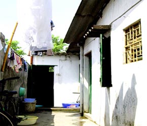 Đa số công nhân tại các khu công nghiệp, khu chế xuất vẫn phải sống tập trung trong các khu nhà trọ tồi tàn - Ảnh: dothi.net.