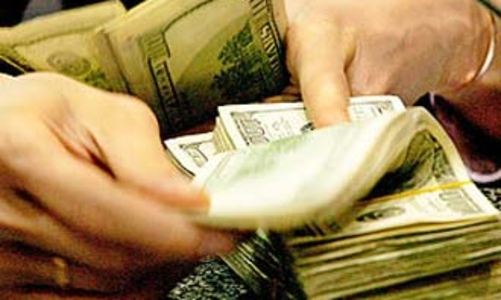 “Nới” lãi suất cho vay, cấm thu phí, tăng mạnh tỷ giá