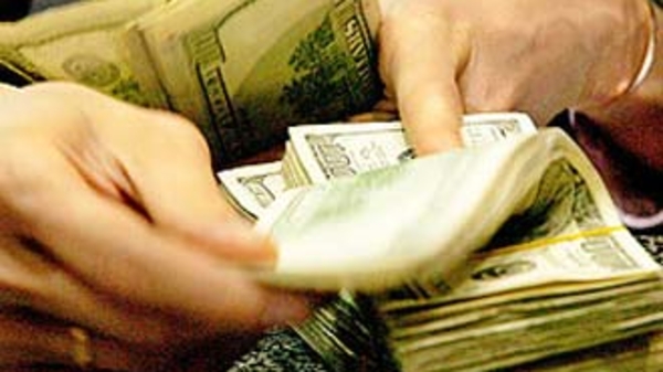 “Nới” lãi suất cho vay, cấm thu phí, tăng mạnh tỷ giá