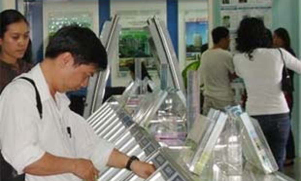  Từ đầu tháng 2/2009 đến nay, sàn giao dịch địa ốc ACBR đã đông người hơn nhưng vẫn vắng bóng người nước ngoài - Ảnh: B.Chương.