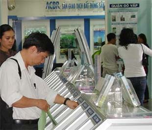  Từ đầu tháng 2/2009 đến nay, sàn giao dịch địa ốc ACBR đã đông người hơn nhưng vẫn vắng bóng người nước ngoài - Ảnh: B.Chương.