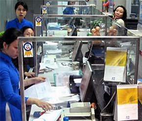 Ngân hàng Standard Chartered (Anh) triển khai một chương trình hỗ trợ kỹ thuật toàn diện cho Ngân hàng ACB sau khi đã mua 8,56% cổ phần trong ACB. Trong ảnh: Giao dịch tại Ngân hàng ACB.