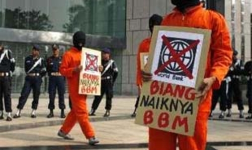 Giá dầu giảm mạnh: Nhận diện “thủ phạm”