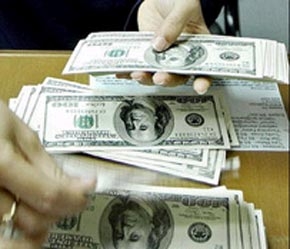 Giá vàng và USD thường có mối quan hệ đối nghịch nhau, cho nên khi đồng USD mất giá thì giá vàng thường tăng.