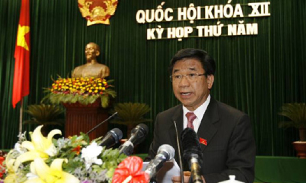 Chủ nhiệm Ủy ban Kinh tế Hà Văn Hiền trình bày báo cáo thẩm tra trước Quốc hội.