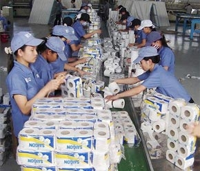 Sản xuất tại Nhà máy Giấy Sài Gòn - Ảnh: DĐDN.