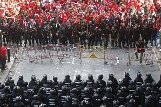 Một cuộc đụng độ giữa cảnh sát và người biểu tình thuộc phe "áo đỏ" tại thủ đô Bangkok - Ảnh: AP.