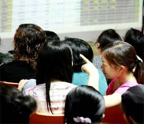 Nhiều người nhận xét phản ứng của giới đầu tư trong nước đã "tỉnh" hơn rất nhiều so với những lần thị trường điều chỉnh trước đây - Ảnh: TP.