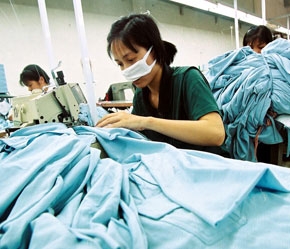 Lương tối thiểu tăng lên sẽ giúp đời sống người lao động bớt khó khăn hơn - Ảnh: Việt Tuấn