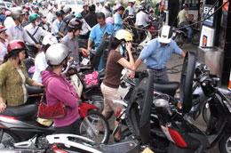 Từ 12h hôm nay, xăng A95 và xăng A92 của Petrolimex có giá mới tương ứng là 17.490 đồng/lít và 16.990 đồng/lít.