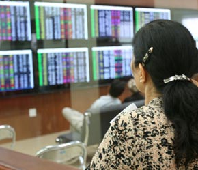 Phần lớn lượng vốn đổ vào thị trường của nhà đầu tư cá nhân trong thời gian qua và hiện nay là từ tích lũy tiết kiệm - Ảnh: Mạnh Thắng.