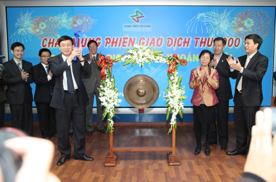 Khai mạc và chứng kiến phiên giao dịch thứ 1.000 của HNX có Chủ tịch Ủy ban Chứng khoán Nhà nước và Chủ tịch Hội đồng Quản trị HNX.