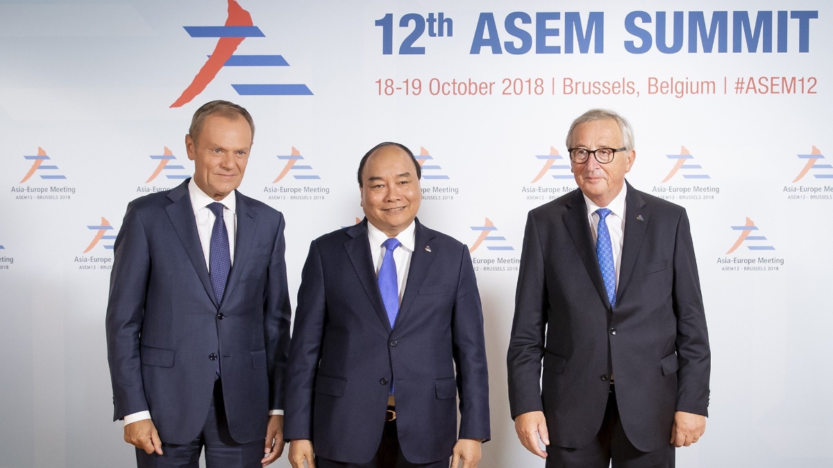 Chủ tịch Hội đồng châu Âu Donald Tusk và Chủ tịch Ủy ban châu Âu Jean-Claude Juncker đón Thủ tướng Nguyễn Xuân Phúc. Ảnh: VGP