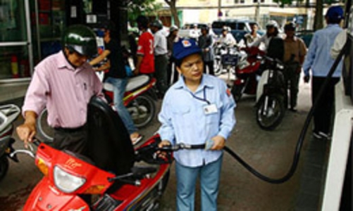 Petrolimex giảm 350 đồng/lít xăng