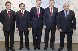 Từ trái sang phải: Phó thủ tướng Thổ Nhĩ Kỳ Ali Babacan; Chủ tịch Hội đồng Thống đốc các ngân hàng trung ương, Thống đốc Ngân hàng Nhà nước Việt Nam Nguyễn Văn Giàu; Chủ tịch Ngân hàng Thế giới Robert Zoellick; Phó thủ tướng Thổ Nhĩ Kỳ Recep Tayyip Erdogan và  Giám đốc điều hành Quỹ Tiền tệ Quốc tế Dominique Strauss-Kahn - Ảnh: Reuters.