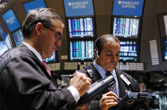 Sự dẫn dắt của cổ phiếu khối công nghệ, hàng tiêu dùng thiết yếu là nguyên nhân chính giúp thị trường đảo chiều ngoạn mục - Ảnh: Reuters.