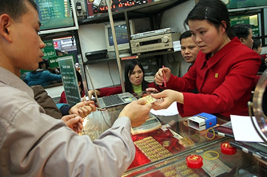 Các tiệm vàng tiếp tục giữ thái độ thận trọng, giữ khoảng cách chênh lệch khá lớn giữa giá vàng thu mua và bán ra - Ảnh: Kỳ Anh.