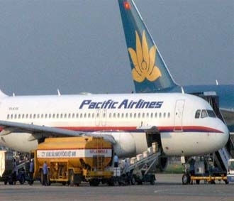 Máy bay của Pacific Airlines đang tiếp nhiên liệu và hàng hóa tại sân bay Tân Sơn Nhất - Ảnh: TT.