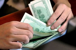 Khoảng một tháng trở lại đây nhiều ngân hàng thương mại đã tăng lãi suất huy động USD lên từ 4,7% - 5,2%/năm.